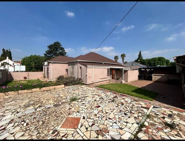 6 BEDROOM HOUSE FOR SALE IN SPRINGS CENTRAL